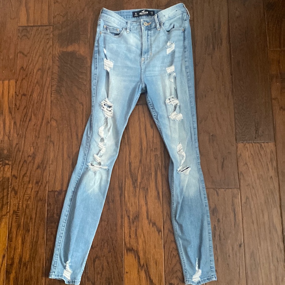 ripped skinny jeans, good condition. From holister.